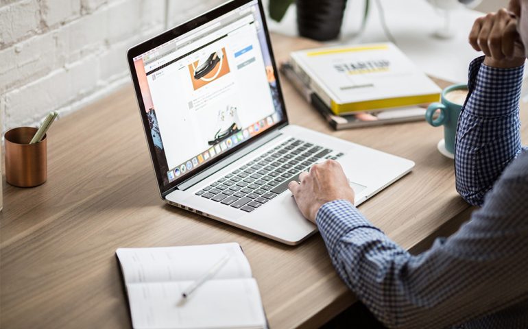 how to create a website that attracs customers